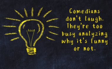 Bir karatahtaya ve bir ampul çizimine elle yazılmış akıllı bir alıntı.