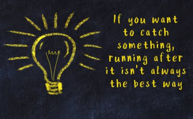 Bir karatahtaya ve bir ampul çizimine elle yazılmış akıllı bir alıntı.