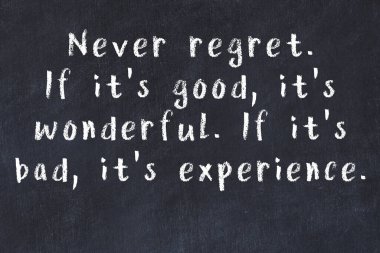 Siyah tahta üzerine akıllı alıntıların el yazması tebeşir yazısı