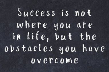 Bilgece motive edici el yazısı tebeşirle yazılmış siyah karatahta