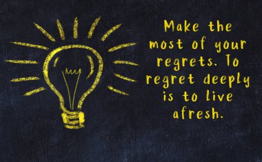 Bir karatahtaya ve bir ampul çizimine elle yazılmış akıllı bir alıntı.