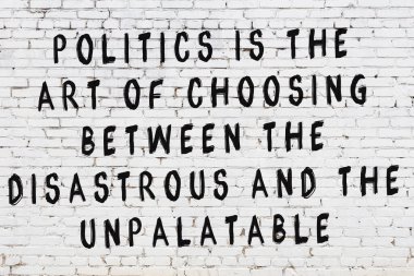 Üzerinde mantıklı alıntıların yazılı olduğu siyah boyanmış beyaz tuğla duvar.