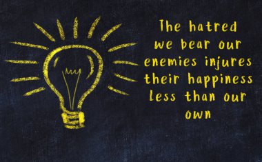 Bir karatahtaya ve bir ampul çizimine elle yazılmış akıllı bir alıntı.