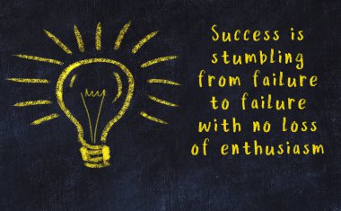 Bir karatahtaya ve bir ampul çizimine elle yazılmış akıllı bir alıntı.