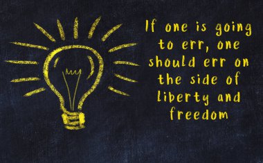 Bir karatahtaya ve bir ampul çizimine elle yazılmış akıllı bir alıntı.