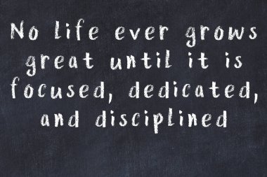 Bilgece motive edici el yazısı tebeşirle yazılmış siyah karatahta