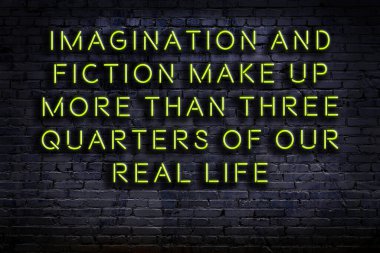 Tuğla duvardaki ışıklı neon tabela olarak bilgece alıntı