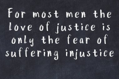 Siyah tahta üzerine akıllı alıntıların el yazması tebeşir yazısı