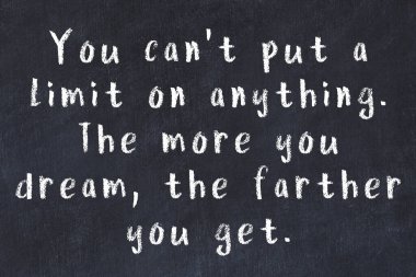 Bilgece motive edici el yazısı tebeşirle yazılmış siyah karatahta