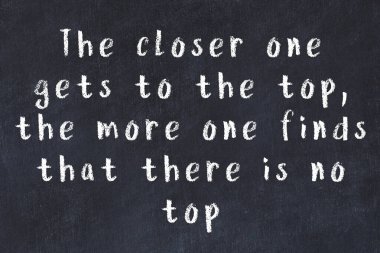 Siyah tahta üzerine akıllı alıntıların el yazması tebeşir yazısı