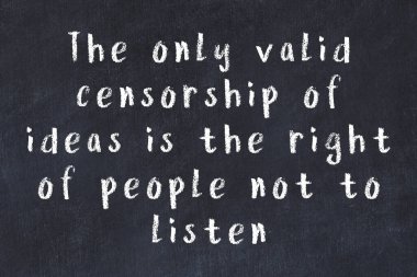 Siyah masa üzerine tebeşirle yazılmış zekice bir söz.