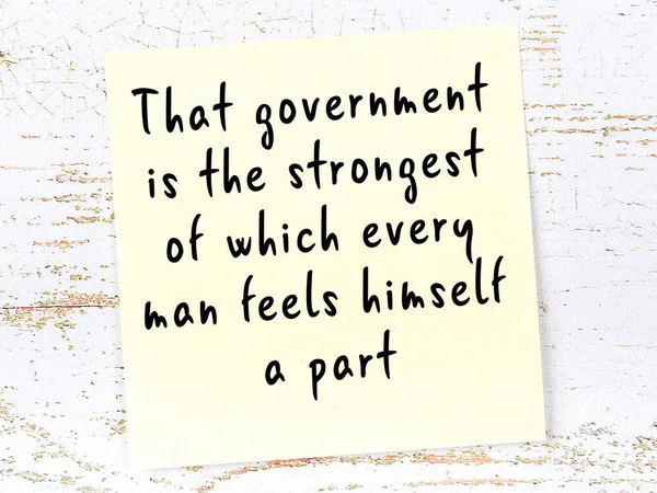 Мудра Цитата Написана Вручну Жовтій Липкій Ноті Звисає Дерев Яній — стокове фото