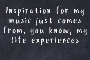 Siyah tahta üzerine akıllı alıntıların el yazması tebeşir yazısı