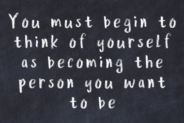 Siyah tahta üzerine akıllı alıntıların el yazması tebeşir yazısı