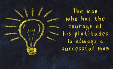 Bir karatahtaya ve bir ampul çizimine elle yazılmış akıllı bir alıntı.