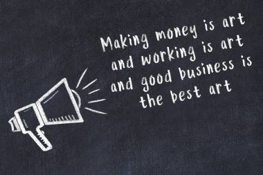 Bir hoparlörün tebeşir çizimi ve siyah karatahtaya el yazısıyla yazılmış alıntılar