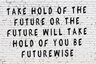 Beyaz tuğla duvar ve bilgece alıntıların yazılı olduğu siyah yazı.