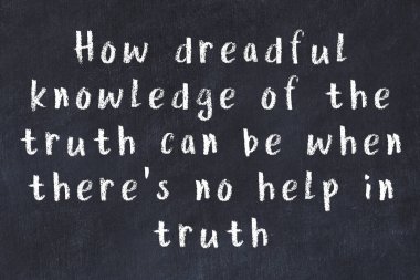 Bilgece motive edici el yazısı tebeşirle yazılmış siyah karatahta