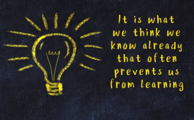 Bir karatahtaya ve bir ampul çizimine elle yazılmış akıllı bir alıntı.