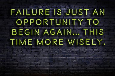 Tuğla duvardaki ışıklı neon tabela olarak bilgece alıntı