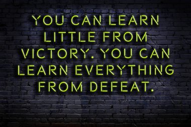 Zekice ve motive edici bir alıntı. Karanlıkta duvarda neon levhası