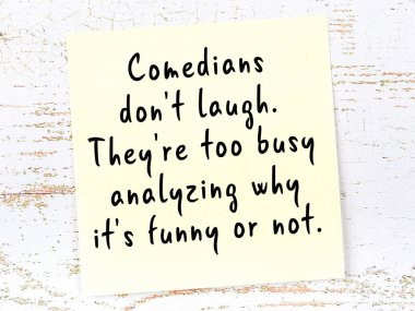 Tahta duvarda el yazısı motivasyon alıntısı olan sarı yapışkan not