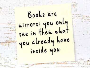 Tahta duvarda el yazısı motivasyon alıntısı olan sarı yapışkan not