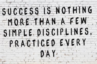 Üzerinde mantıklı alıntıların yazılı olduğu siyah boyanmış beyaz tuğla duvar.