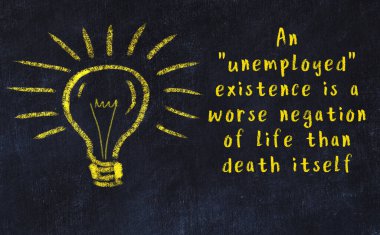 Bilgece bir alıntı ve siyah karatahtaya bir ampul çizimi