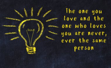 Bir karatahtaya ve bir ampul çizimine elle yazılmış akıllı bir alıntı.