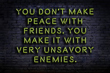 Tuğla duvardaki ışıklı neon tabela olarak bilgece alıntı