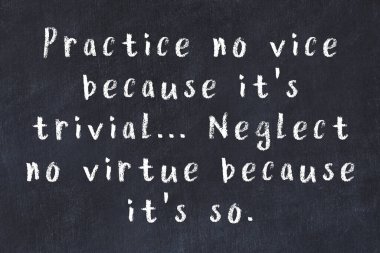 Siyah tahta üzerine akıllı alıntıların el yazması tebeşir yazısı