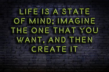 Tuğla duvardaki ışıklı neon tabela olarak bilgece alıntı