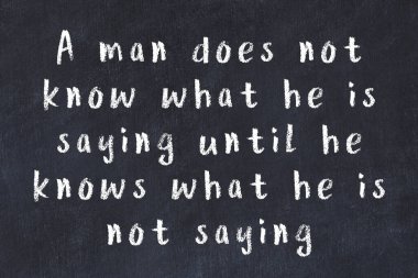 Siyah masa üzerine tebeşirle yazılmış zekice bir söz.