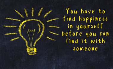 Bilgece bir alıntı ve siyah karatahtaya bir ampul çizimi