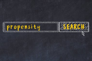 Siyah karatahtaya arama motoru çiziliyor. Eğilim arayışı kavramı