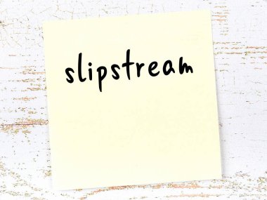 Tahta duvardaki sarı yapışkan notta el yazısı ışık hızı alanı var.