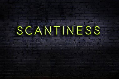 Geceleri duvarda neon levhası var. Yazı yetersizliği