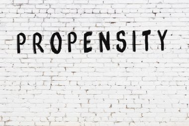 Beyaz tuğla duvar ve siyah boyayla yazılmış yazı eğilimi.