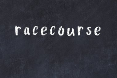 Siyah masanın üzerine tebeşir elle yazılmış yazma yarışı.