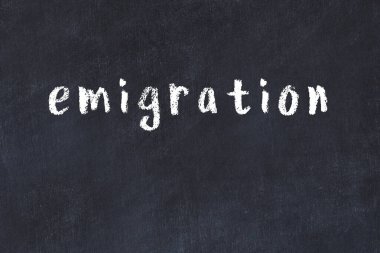 Üzerinde el yazısıyla yazılmış göç olan üniversite kara tahtası.