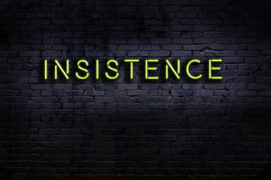 Üzerinde tuğla duvara karşı ısrar yazan neon tabela. Gece görünümü