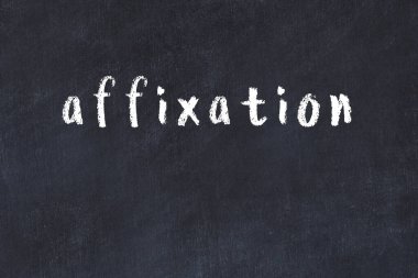 Üzerinde el yazısı taahhütnamesi olan üniversite yazı tahtası.