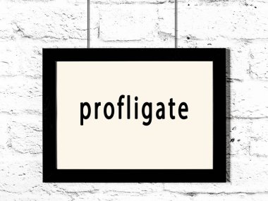 Siyah ahşap çerçeve ve beyaz tuğla duvara asılmış müsrif yazı. 