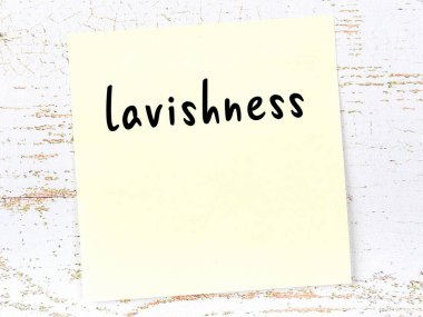 Savurganlık hakkında hatırlatma kavramı. Tahta duvarda üzerinde yazı olan sarı yapışkan kağıt.