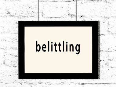 Siyah ahşap çerçeve, beyaz tuğla duvarda asılıydı. 