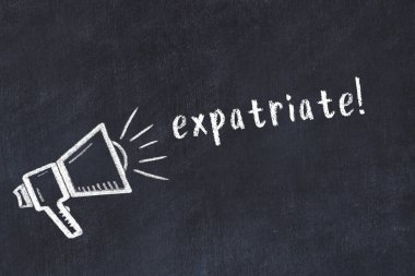 Hoparlörün tebeşir çizimi ve siyah masanın üzerine el yazısıyla yazılmış sürgün yazısı.