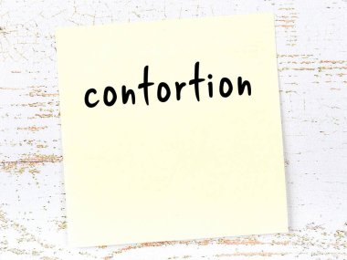 Bükülme hakkında hatırlatma kavramı. Tahta duvarda üzerinde yazı olan sarı yapışkan kağıt.