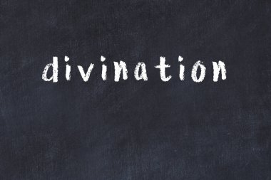 Tebeşir el yazısıyla yazılmış kehanet siyah masada.