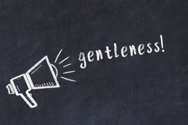 Hoparlörün tebeşir çizimi ve siyah masanın üzerine el yazısıyla yazılmış kibarlık.